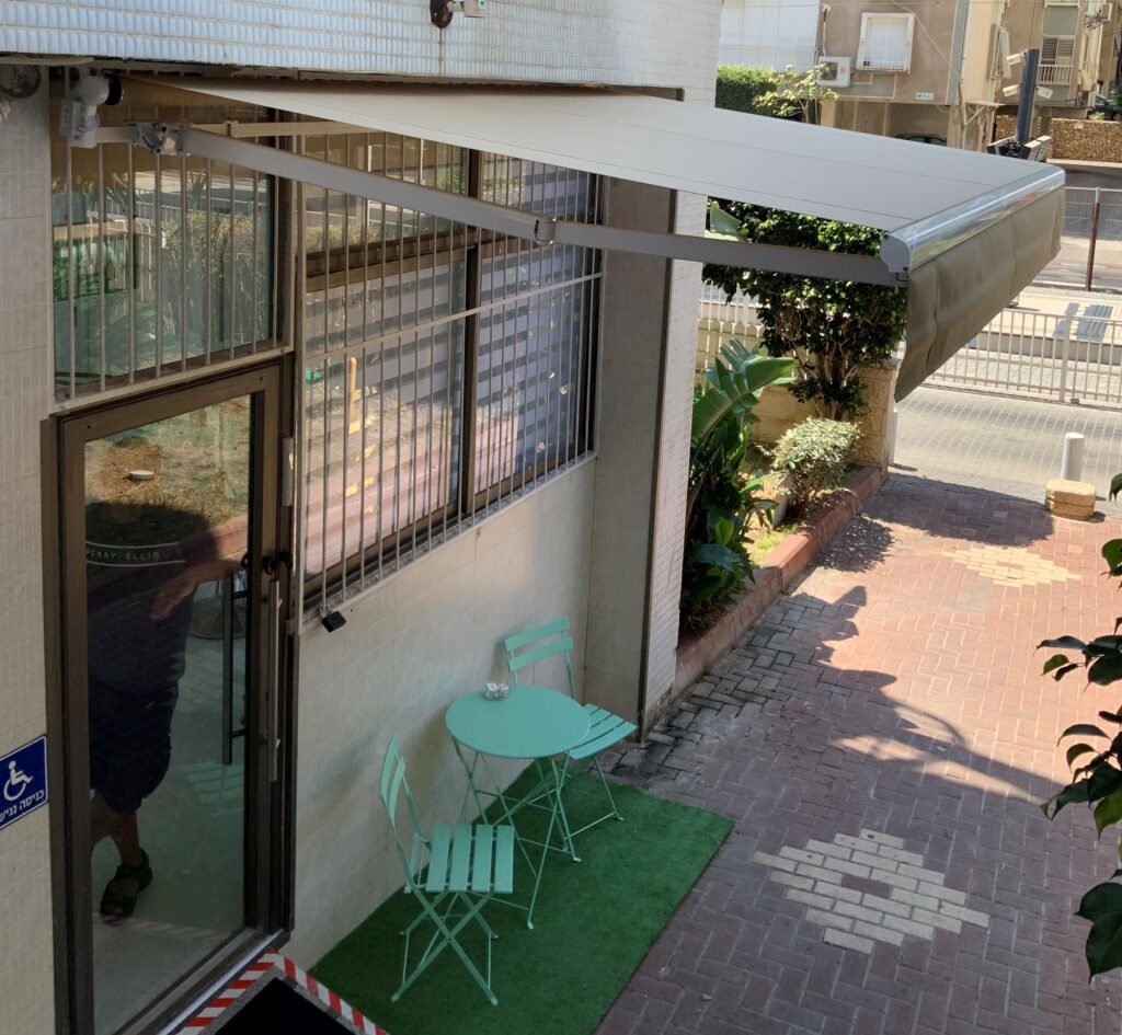 סוכך בהיר מותקן בחוץ